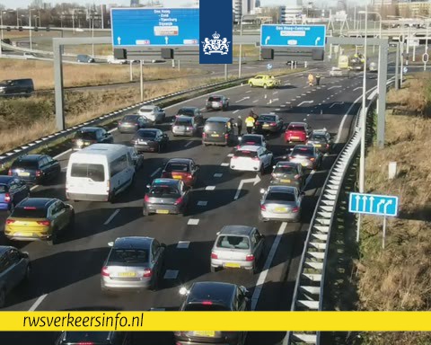 RWSverkeersinfo's tweet image. ❌😑 | Afrit Delft-Noord (#A13) was dicht vanwege een ongeval, maar dat deerde deze automobilisten niet. En daarom wordt er deze kerst door de politie flink getrakteerd. Ook vandaag staan de kruisen #nietvoorniX.
