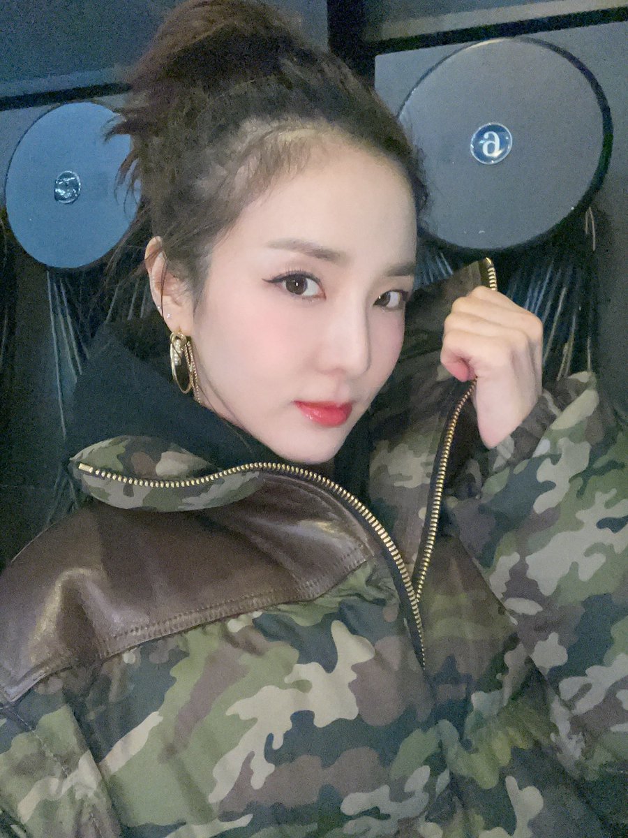 krungy21's tweet photo. 2 yrs na ako hindi nakapunta sa phil. Kelan ba last show ko sa Phil?! Parang d ko na naalala 😭 and mga shows ngayon puro untact. Ang xmas wish ko is to go back to Phil and be onstage again with u guys🙏🏻 https://t.co/LbfPrf4ezw