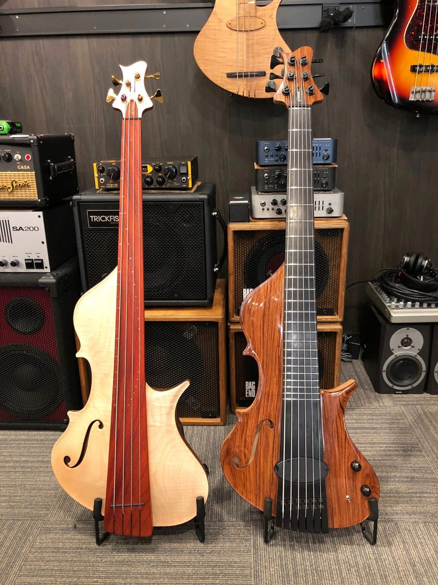 bass_collection's tweet photo. ポーランドの芸術家にして楽器製作家の Marek Dabek氏が製作する“Stradi”6弦モデルと4弦フレットレス・モデルが入荷しました！

大胆な発想の中にも繊細さや気高さが感じられるヨーロッパの手工品らしい作品が多く、音色と演奏性に重きを置きつつも、ユニークで美しい外観へと仕上げられています♪ https://t.co/vjtsmHRKMK
