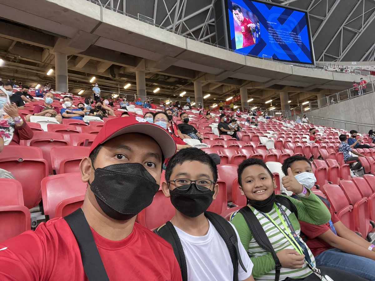 ainunnajib's tweet photo. #TimnasIndonesia 🇮🇩 vs Singapura 🇸🇬 leg 2 💪

Kali ini ga dapat tiket di lokasi suporter Indonesia jadi menyusup dulu di tengah-tengah suporter SG 😬

Dapat view belakang gawang https://t.co/Skm1QRqFjK