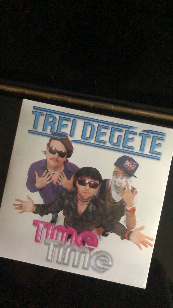 IosifTrandu's tweet photo. De Crăciun, am primit de la Moș un pepene.
@xSqueeZie #TreiDegete #TimeTime https://t.co/sPMoBsKrjF