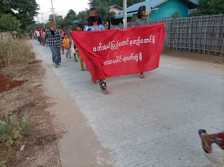 YanZuanFa's tweet photo. Residents in the eastern part of Monywa District, Sagaing Division, marched to demand unity as a force for the overthrow of the military dictatorship.

#PropagandaOfWorld #Dec25Coup  
#WhatsHappeningInMyanmar https://t.co/7jpxAHgxMs