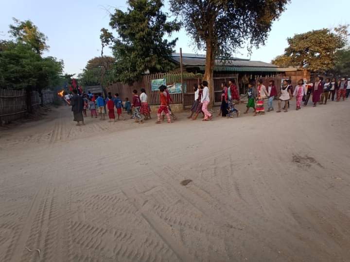 YanZuanFa's tweet photo. Residents in the eastern part of Monywa District, Sagaing Division, marched to demand unity as a force for the overthrow of the military dictatorship.

#PropagandaOfWorld #Dec25Coup  
#WhatsHappeningInMyanmar https://t.co/7jpxAHgxMs