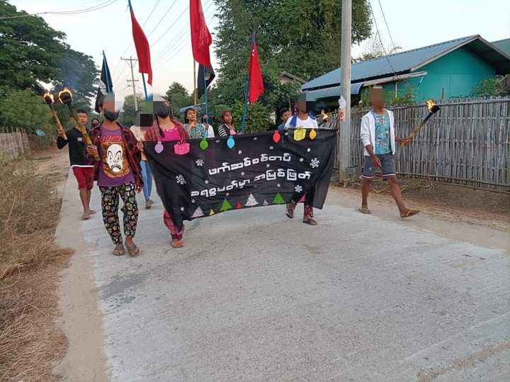 YanZuanFa's tweet photo. Residents in the eastern part of Monywa District, Sagaing Division, marched to demand unity as a force for the overthrow of the military dictatorship.

#PropagandaOfWorld #Dec25Coup  
#WhatsHappeningInMyanmar https://t.co/7jpxAHgxMs