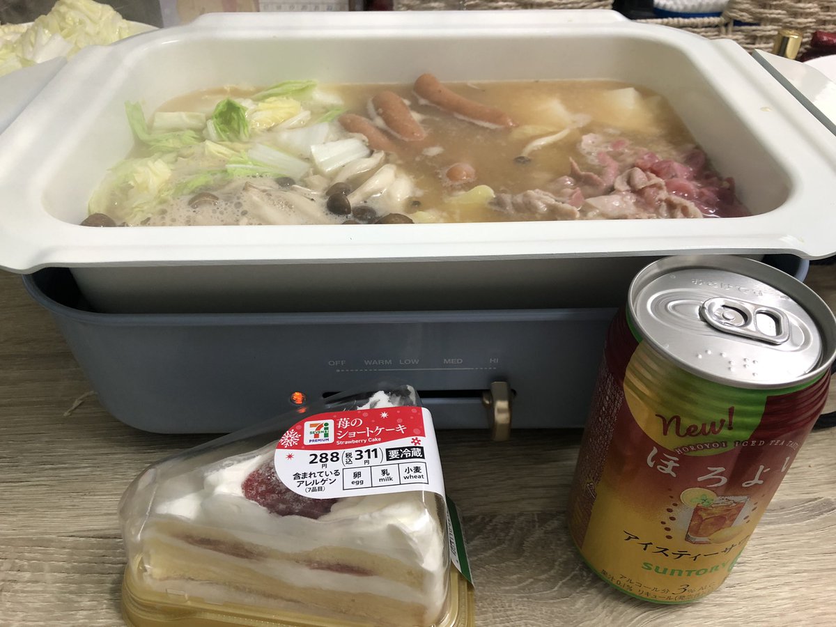 yuma0307's tweet photo. 始まった〜！

さっきホットプレート届きました。

間に合ってよかった♫

うちのお鍋はチーズ���です

＃しろりす https://t.co/9KGiALmXv0