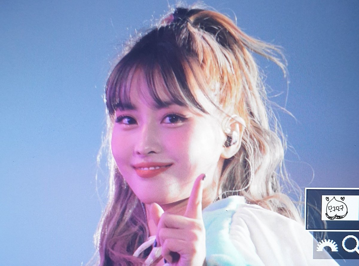 mogmog119's tweet photo. 211225 고생했다아
#트와이스 #TWICE #トゥワイス
#모모 #MOMO #もも #モモ https://t.co/Z3pfRlAcgm