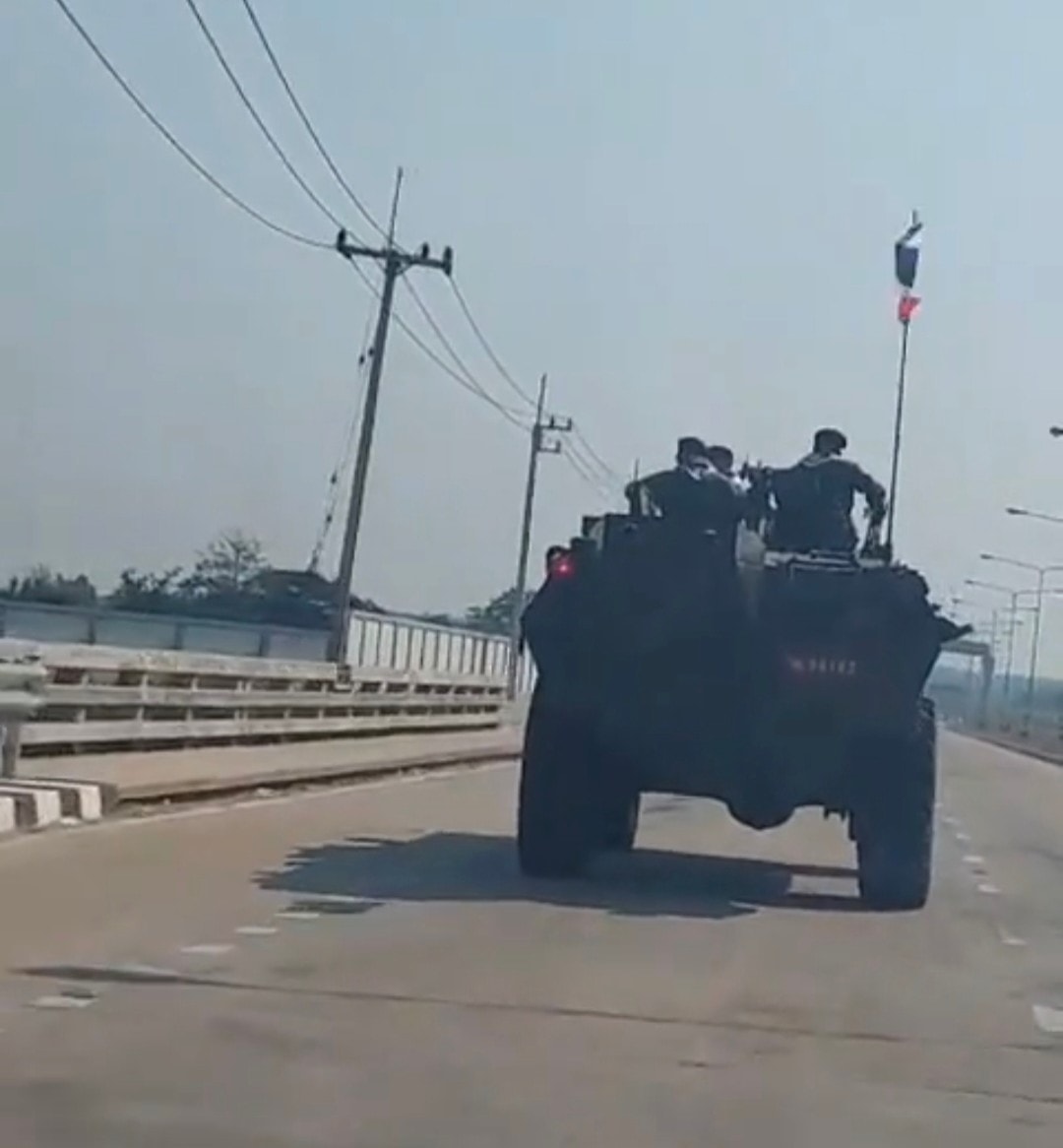 TheChindwin's tweet photo. #BREAKING: Royal Thai Army has sent its troops to Mae Sot, the Thailand-Myanmar border Town after 15 rounds of heavy artillery shelled by Myanmar’s junta landed on Mae Sot - the border Town, destroying residential properties. 

Photo/Zaymyo via Ye Min https://t.co/dXZXxiFG1v