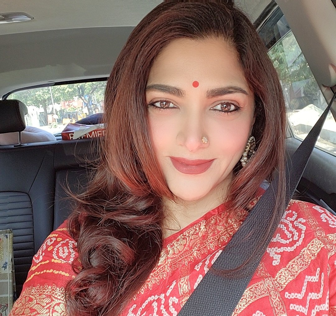 khushsundar's tweet photo. Lunch with my baby.. #Anandita https://t.co/yHVlZ3R2hJ