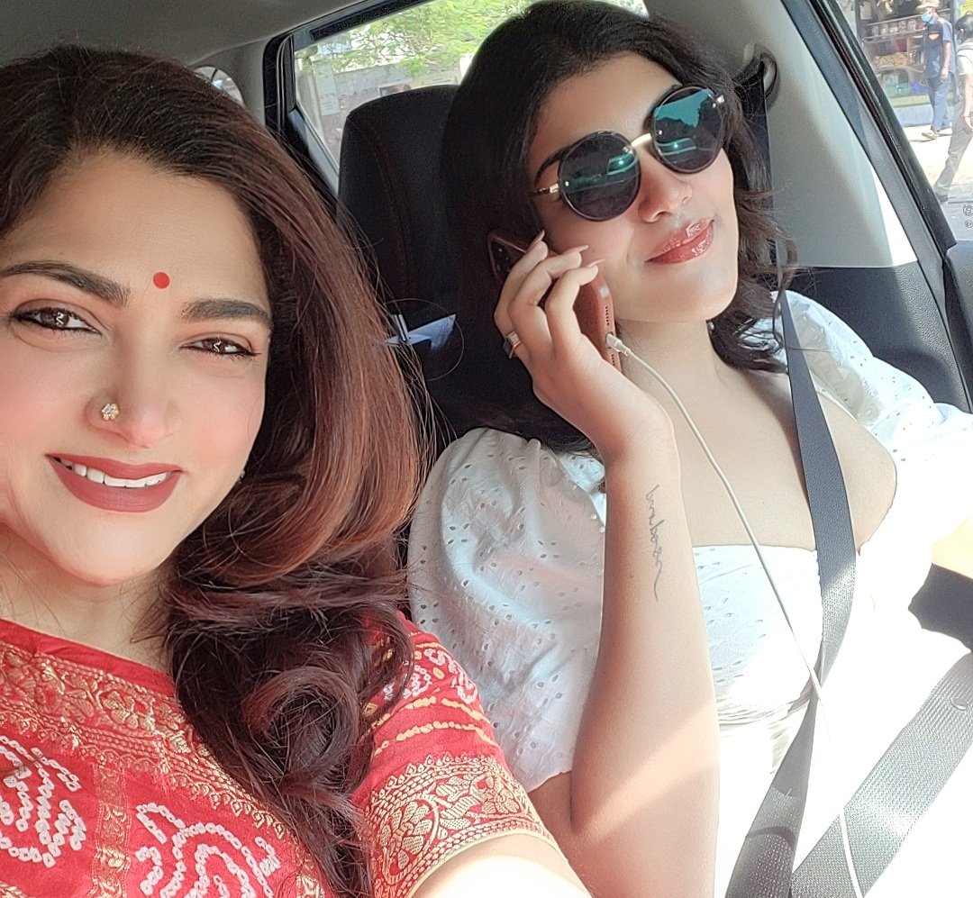 khushsundar's tweet photo. Lunch with my baby.. #Anandita https://t.co/yHVlZ3R2hJ