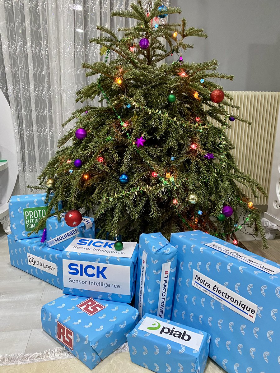 TEAM_BroBOT's tweet photo. Joyeux #Noël !! 

On a été sage cette année donc le 🎅 est bien passé déposer nos 🎁 sous le 🌲😉

Et ce n’est encore que la partie émergée de l’iceberg 🙃

Toute l’équipe BroBOT vous souhaite un joyeux Noël et de bonnes fêtes de fin d’année ! 

#CDR2022 https://t.co/QNQTAUvs1B
