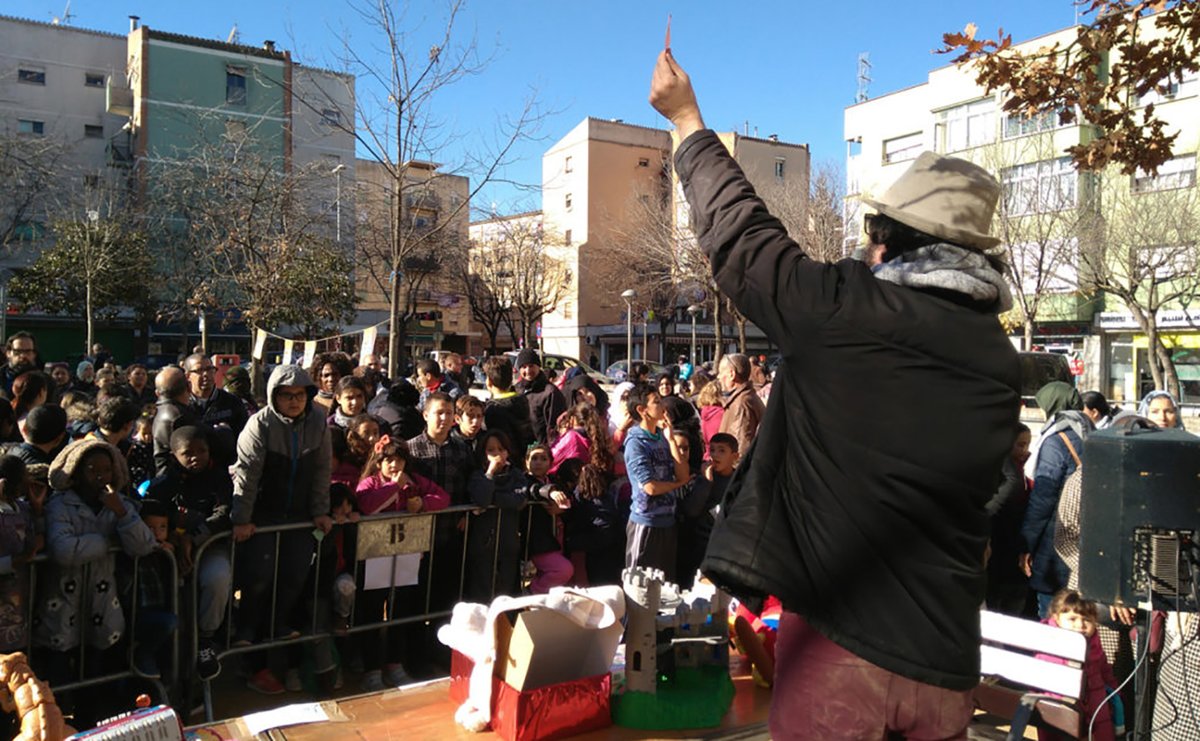 La_Directa's tweet photo. #CRUÏLLA | Cop de bastó al Nadal excloent https://t.co/jWmNBWlfbl Recuperem un reportatge de Joan Ballart #Directa490 sobre iniciatives de caràcter social i autoorganitzades que porten les festes als sectors més vulnerables, reivindicant un sentit comunitari i transformador https://t.co/ubwoU231lF