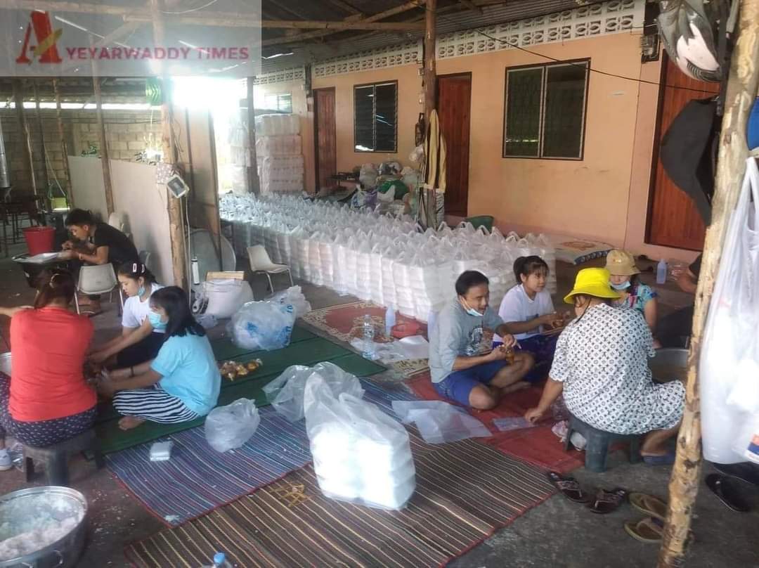 pyae_nu's tweet photo. Burmese community in #แม่สอด ( Maesot ) of Thailand dontates meals for refugees from Myanmar as their daily basic and today is 9th day .

 https://t.co/vuelhShBKL
#BurntAliveByJunta
#WhatsHappeningInMyanmar