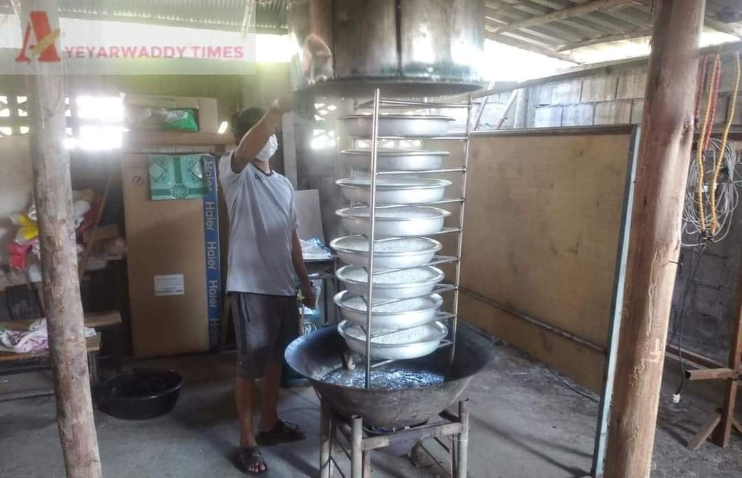 pyae_nu's tweet photo. Burmese community in #แม่สอด ( Maesot ) of Thailand dontates meals for refugees from Myanmar as their daily basic and today is 9th day .

 https://t.co/vuelhShBKL
#BurntAliveByJunta
#WhatsHappeningInMyanmar