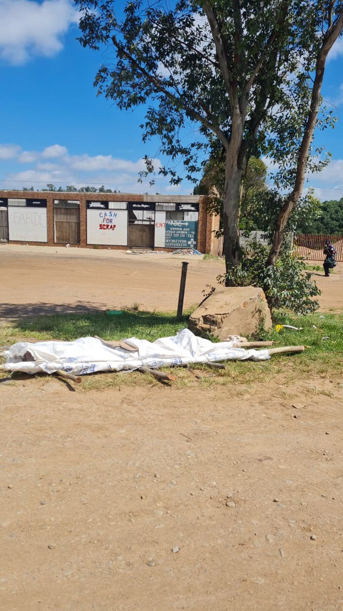 crimeairnetwork's tweet photo. MURDER : NEXT TO OASIS GARAGE. SECTOR 6. BENONI. COE. GP. BODY OF ILLEGAL MINER DUMPED ON PAVEMENT.
@SAPoliceService @GTP_Traffstats @TrafficRTMC @FaithMazibukoSA @cci_network https://t.co/vA8joNuNrl