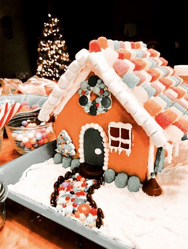 —Por la mañana despierta a <a href="/HyxnJinB/">‍ ‍‍‍ ‍ ‍‍ ‍ ‍ ‍‍ ‍ ‍ 𝐫𝐲𝐮𝐮  𝐬𝐞𝐮𝐧𝐠𝐦𝐢𝐧</a> y lo lleva así en pijama hasta la sala de estar en la primera planta de la mansión, y ya ahí le cubre los ojos y lo conduce a la mesita de centro— ¡Feliz Navidad, bebé! —exclama entusiasta y le deja ver una casita de jengibre— La hice para ti.