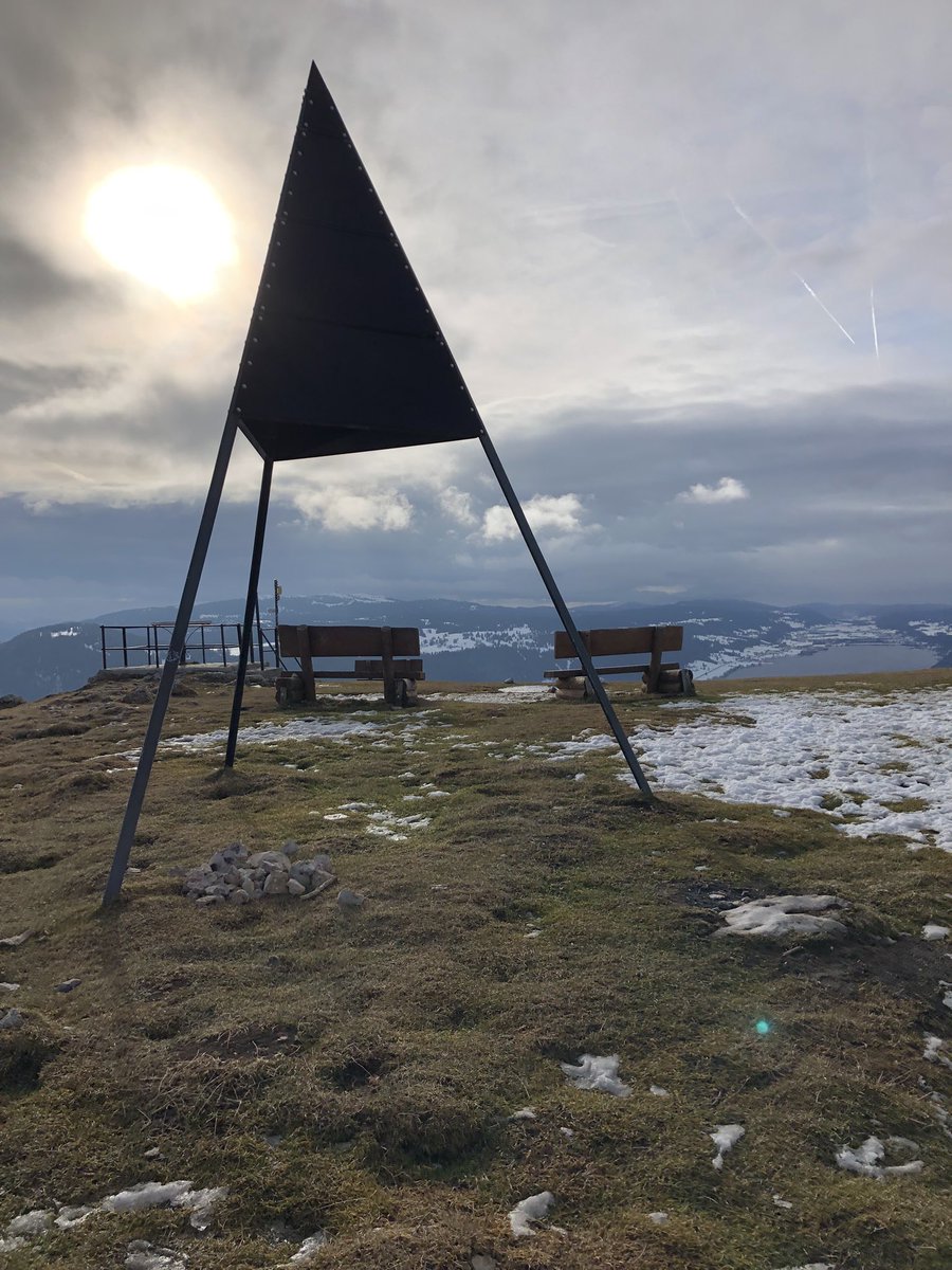 alpe2000ch's tweet photo. Noël au balcon à la Dent de Vaulion. Encore de la neige ramollie pour la pratique de la raquette, excepté tout au sommet. De toutes belles fêtes au top 🎄🎅🏻🍀🥂 https://t.co/vsUslCRMkT
