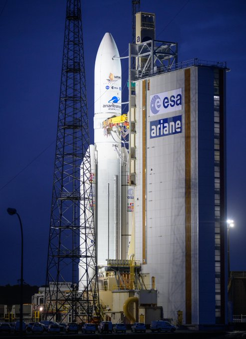 estelsiplanetes's tweet photo. La nit va arribant a la seva fi a la Guaiana Francesa, on hi ha el coet Ariane 5 que ja es troba preparat per a enlairar el telescopi James Webb a les 13:20.
Si no et vols perdre aquest moment històric a les 13:00 començaré retransmissió en directe de twitter, instagram i youtube https://t.co/RbbcdmkU0l