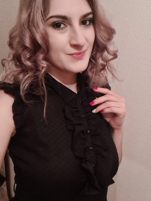 Une petite photo d'hier soir o&ugrave; j'avais pris le temps de boucler mes cheveux https://t.co/kd94FB0GTJ<a href="/tag/tittytuesday"class="tags"><span>#tittytuesday</span></a>