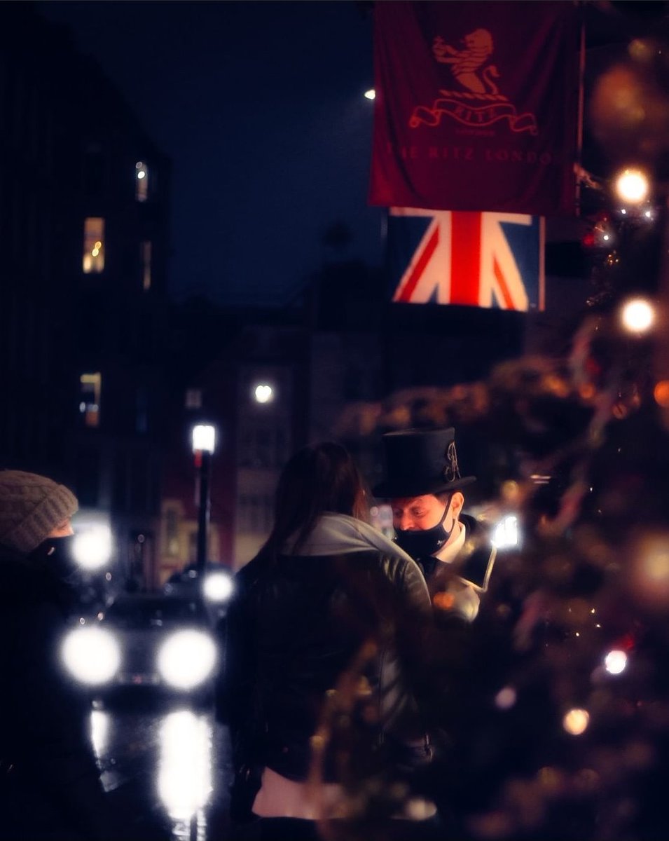 Merry Christmas everyone. Here's some photos I got from my latest pov. #London #Christmas #streetphotographer