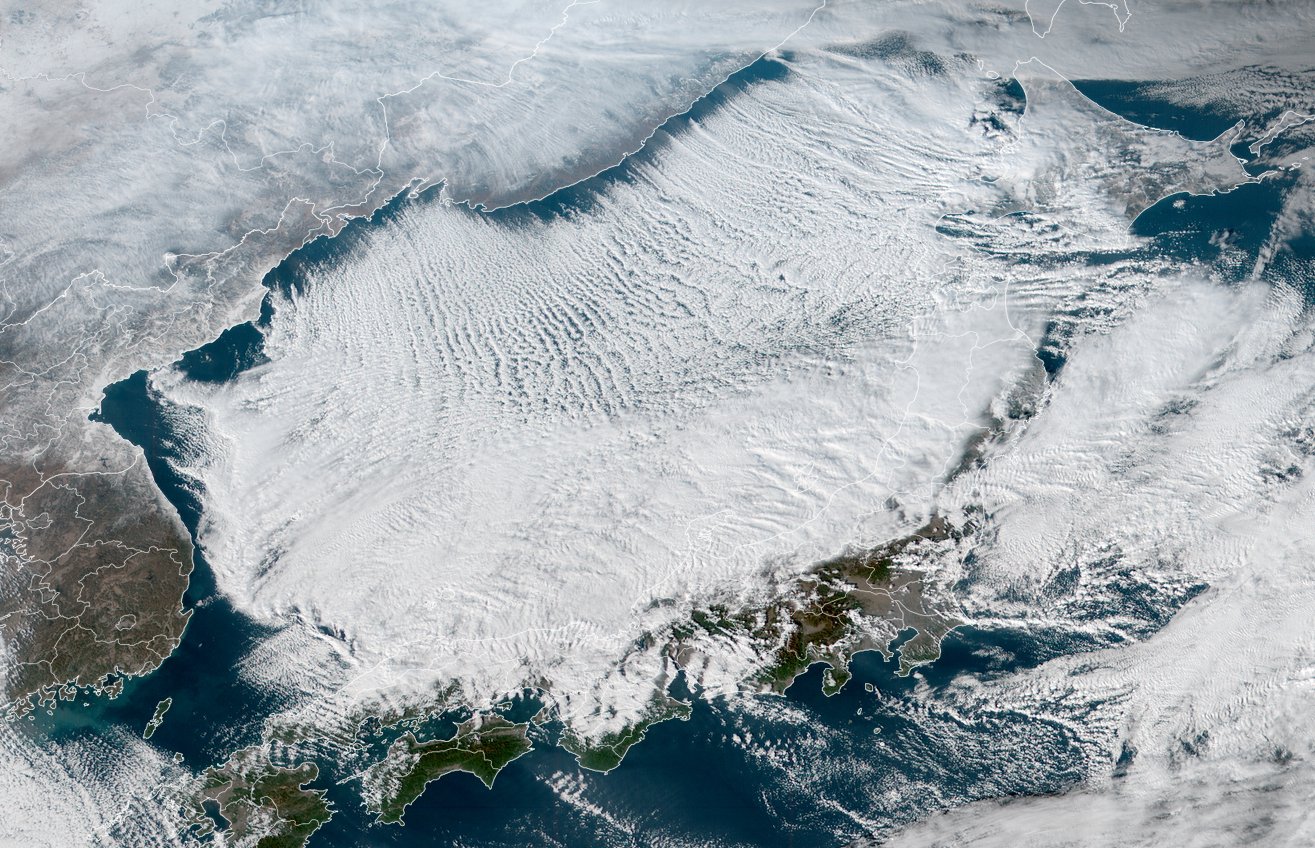 荒木健太郎 日本海を雪雲が埋め尽くしています 大雪をもたらす典型的な冬の雲で 西高東低の冬型の気圧配置の もので大陸から吹き出した寒気が 日本海から熱を供給されて発達した 筋状雲 です 28日頃にかけて日本海側各地では大雪に十分お気をつけ 荒木健太郎 日本海を雪雲が埋め尽くしています 大雪をもたらす典型的な冬の雲で 西高東低の冬型の気圧配置の もので大陸から吹き出した寒気が 日本海から熱を供給されて発達した 筋状雲 です 28日頃にかけて日本海側各地では大雪に十分お気をつけ