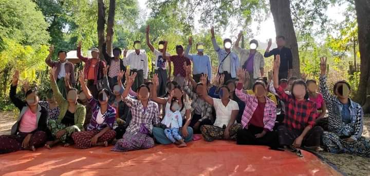 b3rry_y's tweet photo. People from Myaing,protested by raising three fingers and chanting slogans "We will fight till the end" to overthrow of the Fascist terrorists.

#PropagandaOfWorld #Dec25Coup  
#WhatsHappeningInMyanmar https://t.co/FdlYlcjzAx