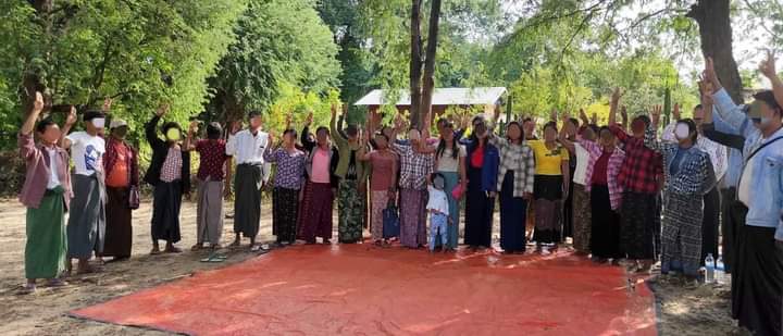 b3rry_y's tweet photo. People from Myaing,protested by raising three fingers and chanting slogans "We will fight till the end" to overthrow of the Fascist terrorists.

#PropagandaOfWorld #Dec25Coup  
#WhatsHappeningInMyanmar https://t.co/FdlYlcjzAx