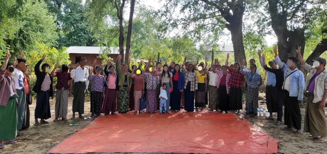 pyae_nu's tweet photo. Basic Education Strike Committee of #Myaing township and local residents jointly held anti-coup strike today .

#WarCrimesOfJunta 
#BurntAliveByJunta
#WhatsHappeningInMyanmar 
 https://t.co/pQ3T57YIOC