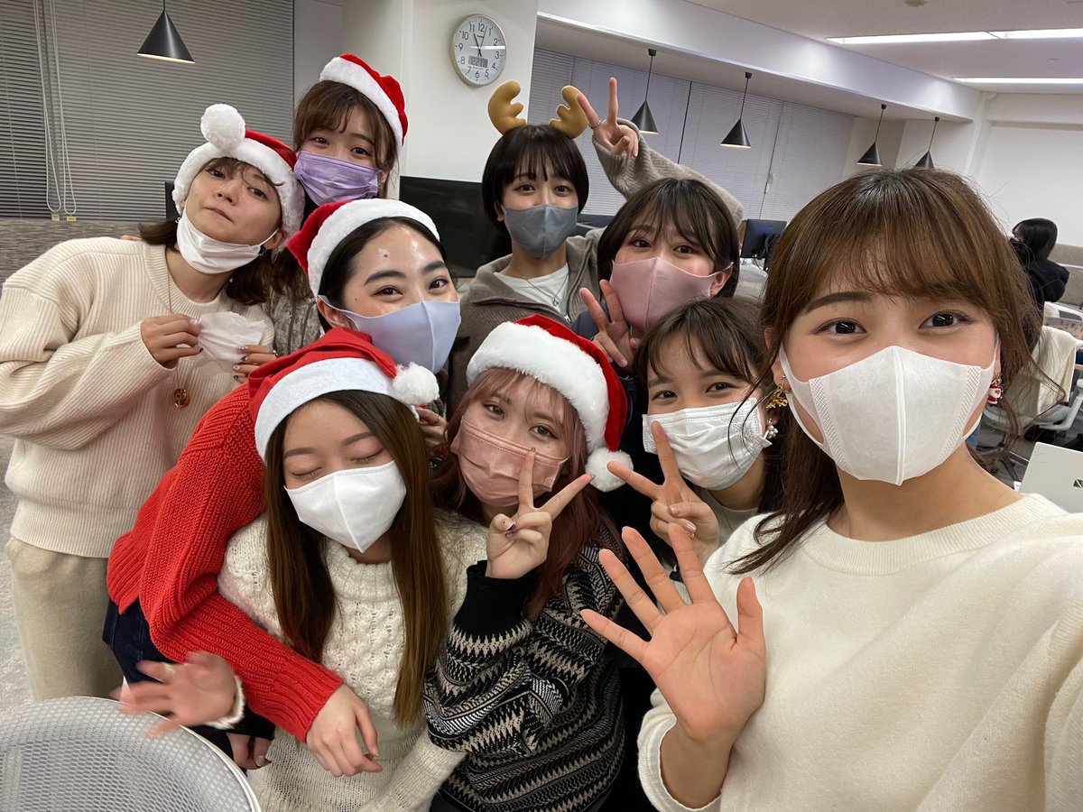 campuslab_diary's tweet photo. 💚Merry Christmas ❤️

先日の定例ミーティングでミニクリパを行いました✨

サンタの仮装が可愛い😊皆さん素敵なクリスマスをお過ごしください♪

※キャンパスラボでは週に１回ミーティングを行っています！ミスコン出身者の方は見学もできるのでご連絡ください！✨撮影時のみマスクを外しています。 https://t.co/UBDTW7K1KP
