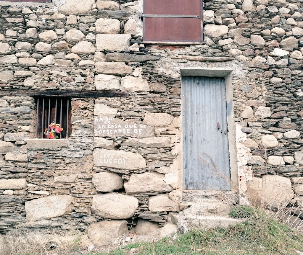 repoblem's tweet photo. Tal dia com avui, dia de Nadal de 1803, una allau provinent del barranc de Monars devastava Àrreu.
S'endugué 17 dels seus 88 veïns. 
Tot i la tragèdia, el poble s'aixecà de bell nou en un altre lloc, més a resguard de les allaus. 
A les restes de l'antic poble van fer-hi bordes. https://t.co/2aN4V8qyUt