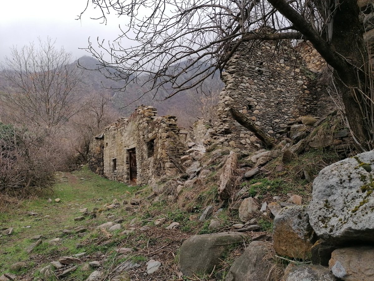 repoblem's tweet photo. Tal dia com avui, dia de Nadal de 1803, una allau provinent del barranc de Monars devastava Àrreu.
S'endugué 17 dels seus 88 veïns. 
Tot i la tragèdia, el poble s'aixecà de bell nou en un altre lloc, més a resguard de les allaus. 
A les restes de l'antic poble van fer-hi bordes. https://t.co/2aN4V8qyUt