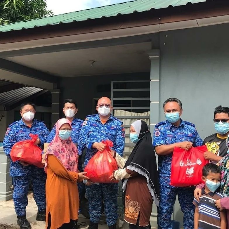 APMtwiter's tweet photo. APM Putrajaya menyantuni 11 anggotanya yang terkesan bencana banjir. Anggota &amp; keluarga mangsa menerima 3 pek bahan makanan kering dan mentah sumbangan daripada Kelab Sukarelawan Pertahanan Awam Putrajaya, Jabatan Agama Islam Wilayah Persekutuan (JAWI) dan CDERT Koperasi Al Najah https://t.co/Et8s1PMdIz