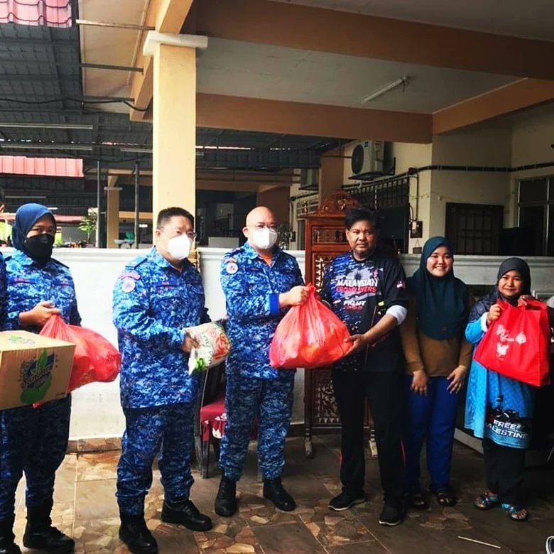 APMtwiter's tweet photo. APM Putrajaya menyantuni 11 anggotanya yang terkesan bencana banjir. Anggota &amp; keluarga mangsa menerima 3 pek bahan makanan kering dan mentah sumbangan daripada Kelab Sukarelawan Pertahanan Awam Putrajaya, Jabatan Agama Islam Wilayah Persekutuan (JAWI) dan CDERT Koperasi Al Najah https://t.co/Et8s1PMdIz