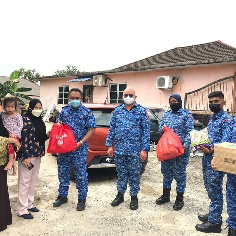 APMtwiter's tweet photo. APM Putrajaya menyantuni 11 anggotanya yang terkesan bencana banjir. Anggota &amp; keluarga mangsa menerima 3 pek bahan makanan kering dan mentah sumbangan daripada Kelab Sukarelawan Pertahanan Awam Putrajaya, Jabatan Agama Islam Wilayah Persekutuan (JAWI) dan CDERT Koperasi Al Najah https://t.co/Et8s1PMdIz
