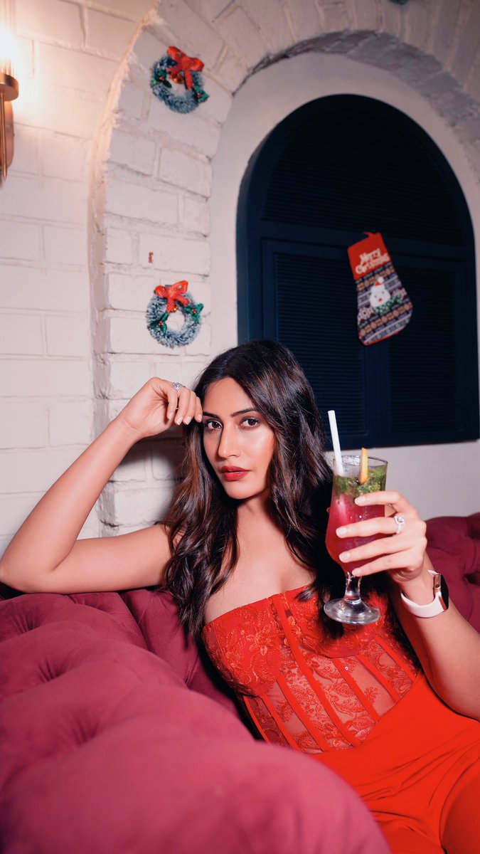 SurbhiChandna's tweet photo. This girl loves Christmas 🎄 
It Isn’t a Season It’s a Feeling
My Most Favouritest Time of the Year https://t.co/9schR8gEef