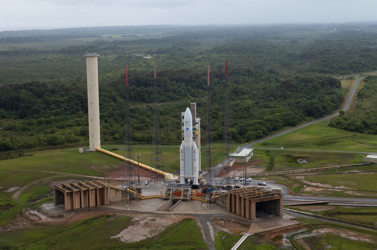 spacelivecast's tweet photo. Die Ariane V steht am Startplatz, fertig, aufgetankt zu werden. Alles bereit für den Start des #JWST und wir sind wie geplant live ab 12:30 Uhr! https://t.co/Imbpi0o4Sy