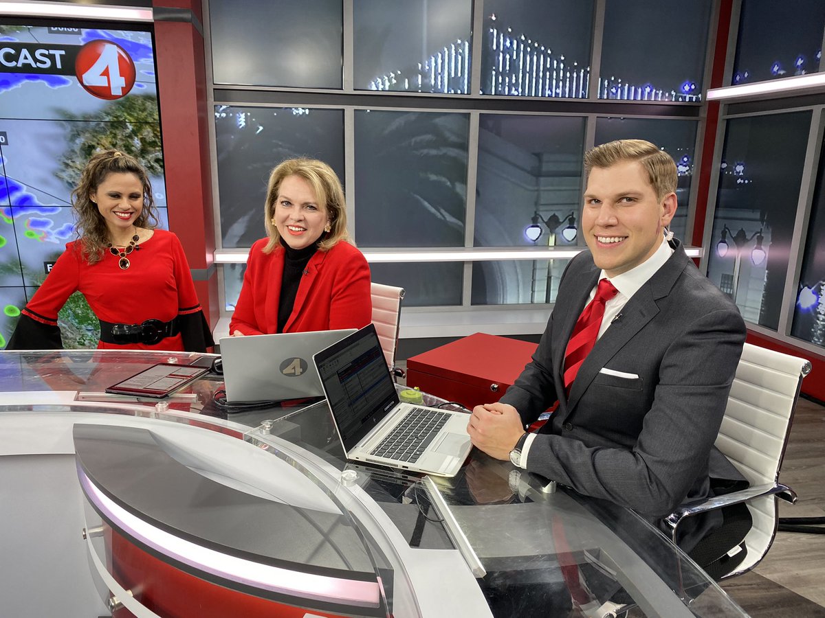 CHeenan4's tweet photo. Dan Thorn is calling us the ‘Red Team’ tonight. Merry Christmas Eve everyone. https://t.co/IaNdWKeJoz