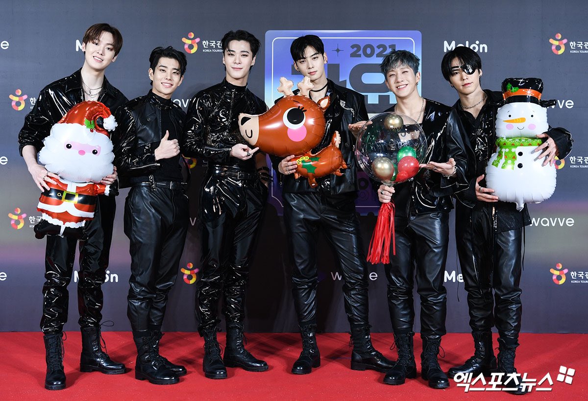 theseoulstory's tweet image. [#2021SBSGayoDaejeon] 📸 Let’s rock with ASTRO on the red carpet of 2021 SBS Gayo Daejeon! @offclASTRO