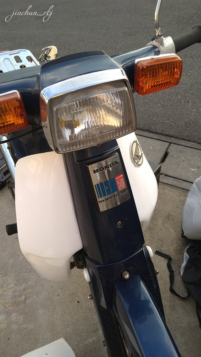 JinRbj's tweet photo. キャリアに乗せるときに割ってしまったレッグシールドと転けて割ってしまった左ウィンカーを交換。レッグシールドは今回は白にしてみました。
#ホンダ
#スーパーカブ
#スーパーカスタム
#1988年式
#Honda
#SuperCub
#SuperCustom
#Repair https://t.co/mvzZUB5BH5