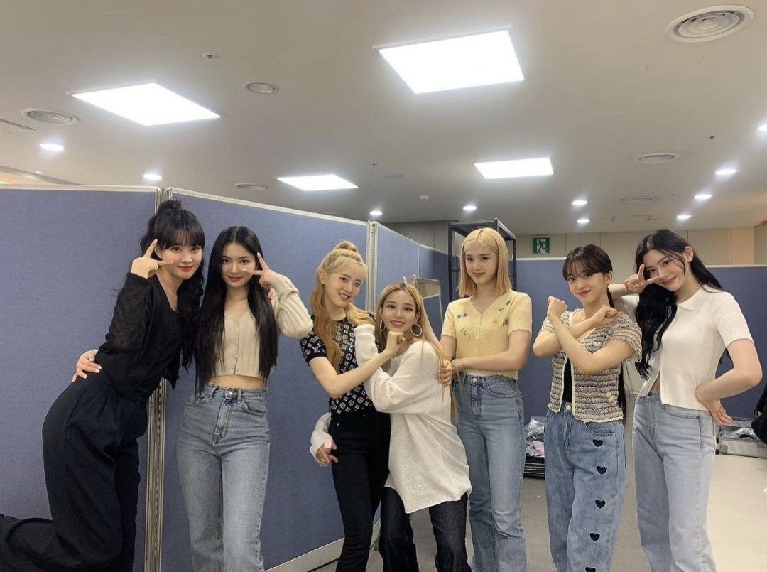STAYCNews's tweet photo. jimin_chu_mini: 포즈 매번 응 ?♡ 내년에두 다들 건강하기 #stayc #스테이씨 #code88 https://t.co/yQ95U2NLly