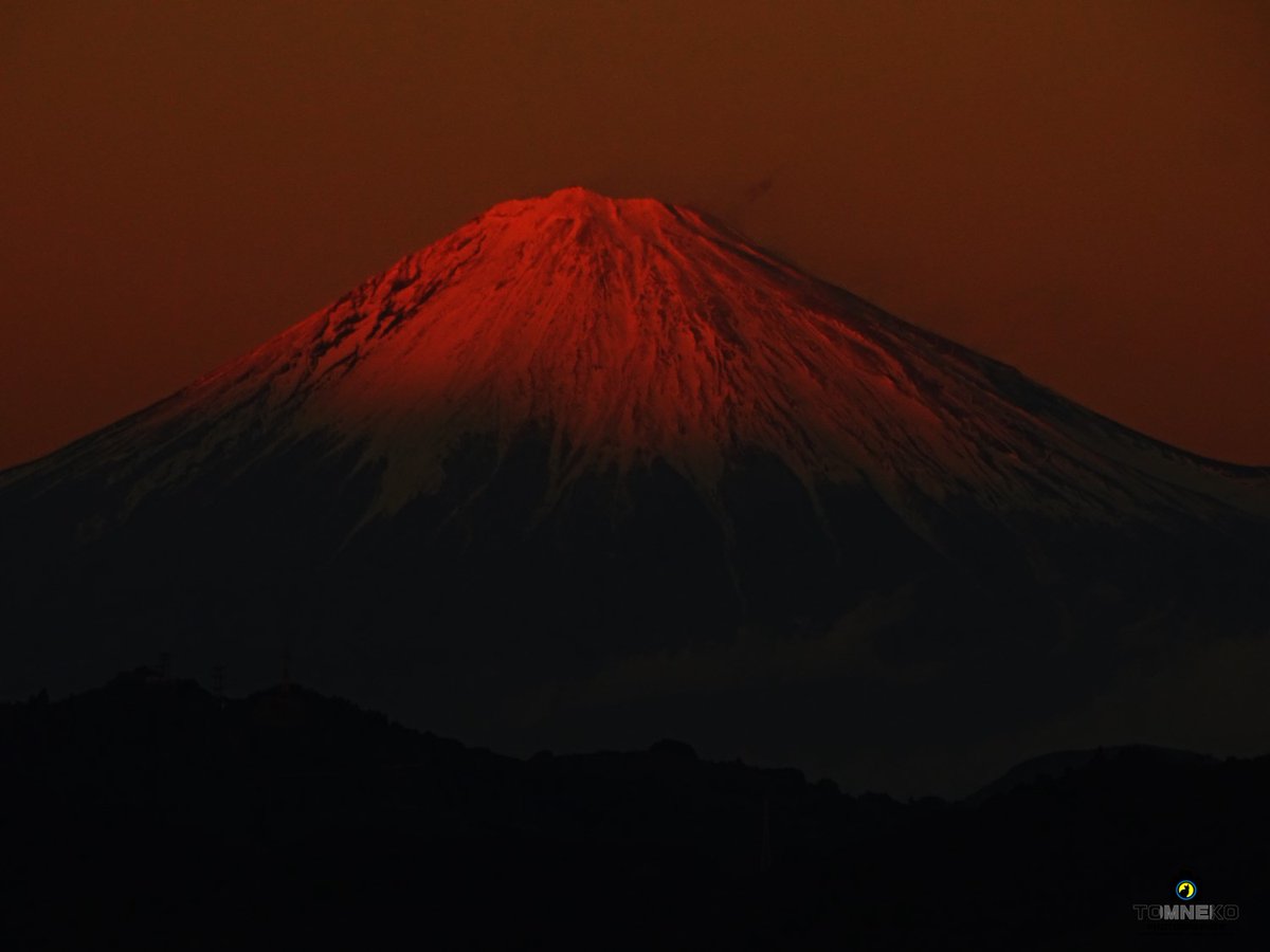 2021年クリスマスの日に撮影した紅富士 . 撮影 : TOMNEKO 被写体 : 紅富士さん 機材 : SONY HX400V . ＃富士山 ＃写真