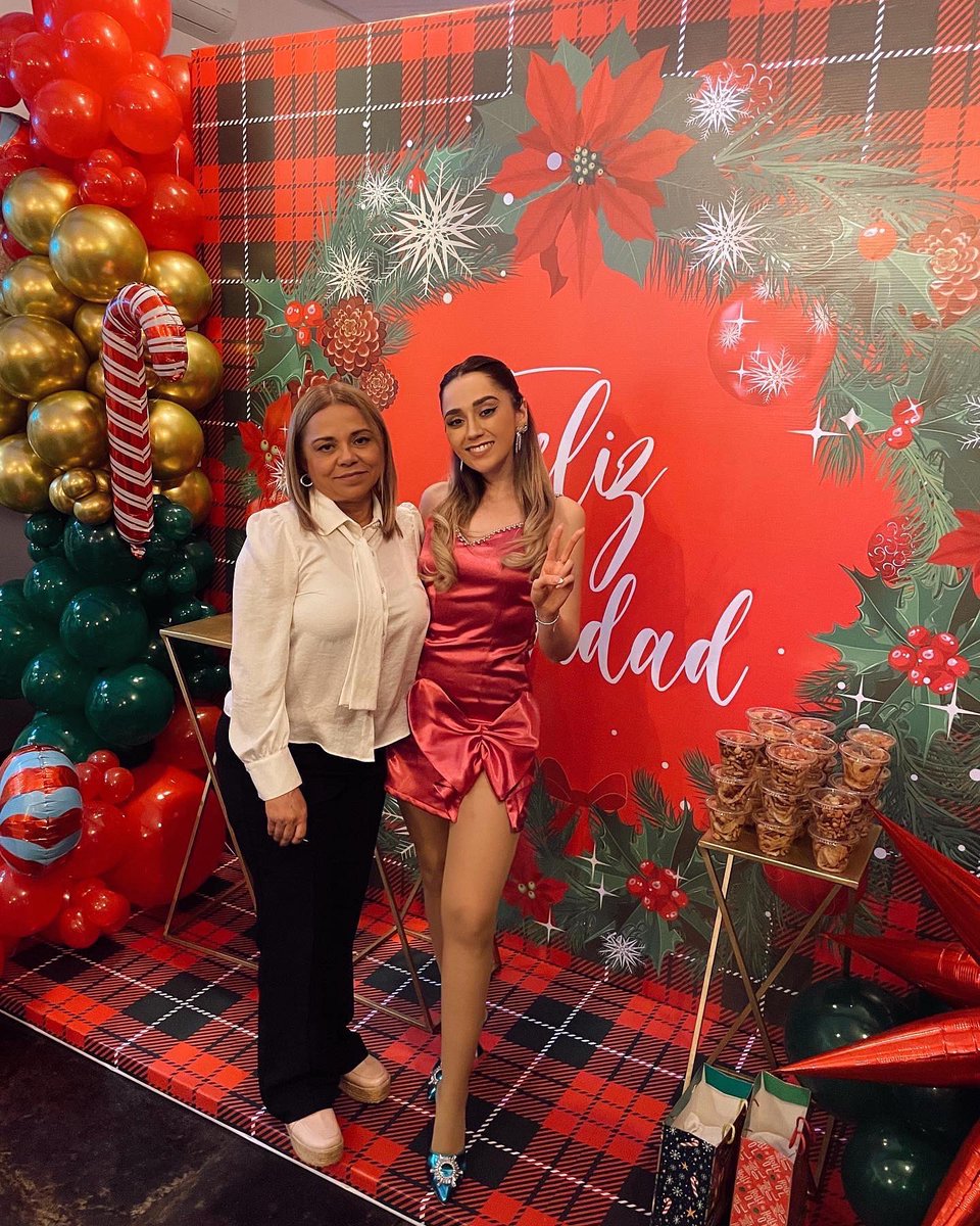 carolinaross's tweet photo. Feliz navidad, familia 🥺🎄 de corazón espero que todos tengan una navidad llena de sonrisas, muchos abrazos, amor incondicional, unidad familiar, salud, comida y un hogar. 🙏❤️ https://t.co/MoxxZeCaZS