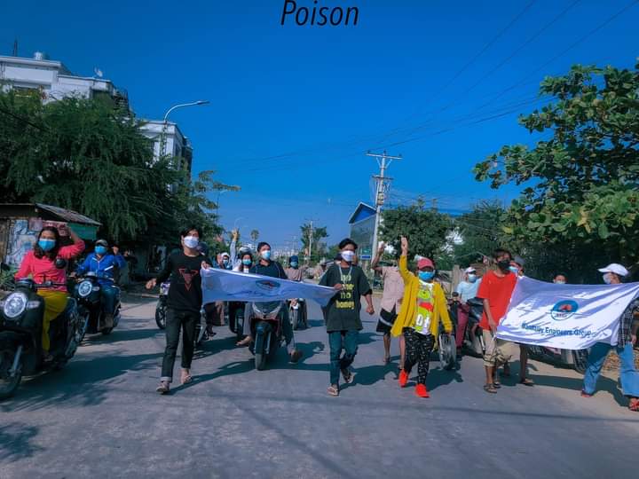 b3rry_y's tweet photo. Protest against terrorists dictatorship both marching and motorcycles strike by the protestors from Mandalay.

#PropagandaOfWorld #Dec25Coup  
#WhatsHappeningInMyanmar https://t.co/mx6URVzsOa