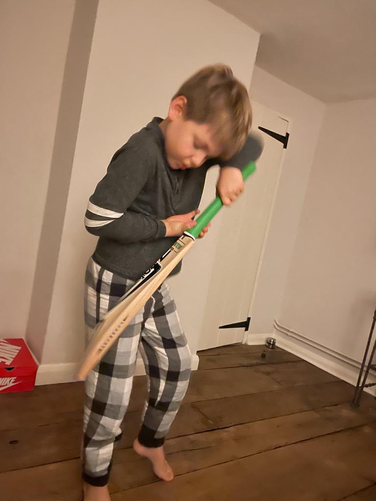 NicholasMorris's tweet photo. Never too early for some Christmas Morning backward defensive practice. Merry Christmas, @fearnleycricket #DuncanFearnley #cricketmad #cricketchristmas https://t.co/h29lR9mXEi