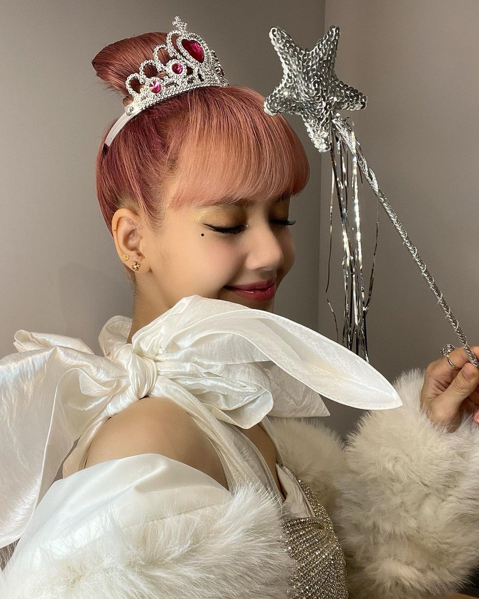 blackpinkcuteee's tweet photo. Cô tiên Lalisa xuất hiện đêm giáng sinh đem quà đến cho chúng ta kìa 🧚‍♀️🎄💓
- IG -
#LALISA #BLACKPINK https://t.co/JVzATklEp0