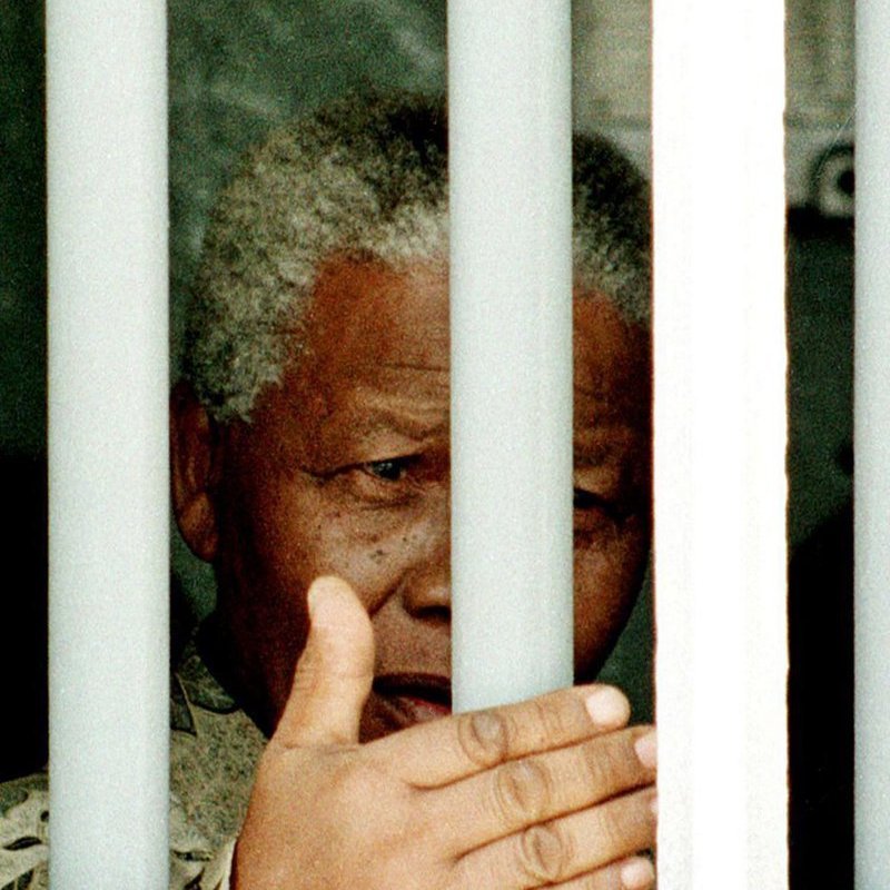 мандела в тюрьме. нельсон мандела и его тюремщик. нельсон мандела и его тюремщик. нельсон мандела тюремное заключение. нельсон мандела в тюрьме.