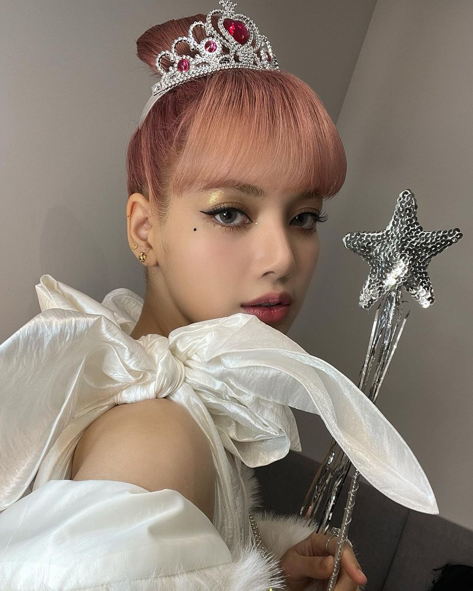 blackpinkcuteee's tweet photo. Cô tiên Lalisa xuất hiện đêm giáng sinh đem quà đến cho chúng ta kìa 🧚‍♀️🎄💓
- IG -
#LALISA #BLACKPINK https://t.co/JVzATklEp0
