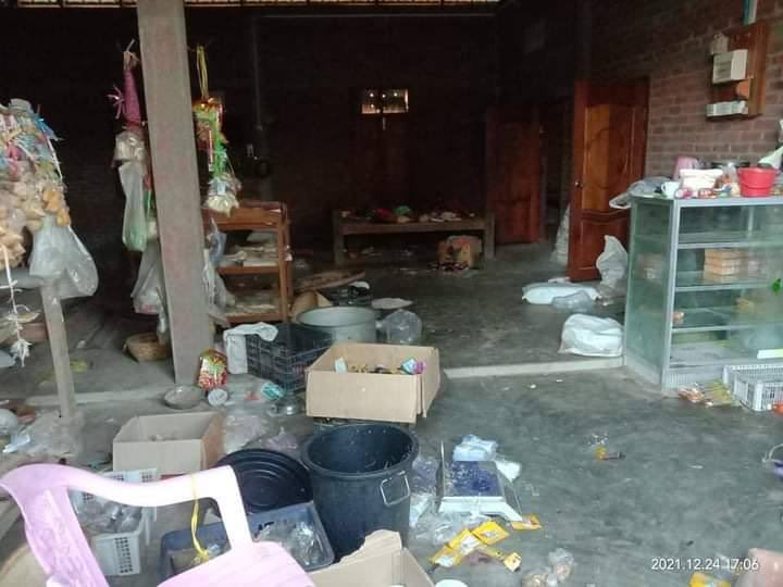 LinYaung3's tweet photo. SAC terrorists stationed in BanBwe village, Yinmarpin Tsp, destroyed houses, killed livestocks, looted properties &amp; left on Dec 24 evening. #PropagandaOfWorld  #Dec25Coup   #WhatsHappeningInMyanmar https://t.co/QS8soGbVZa