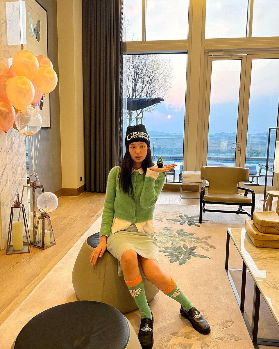 blackpinkcuteee's tweet photo. Jennie đang tận hưởng đêm giáng sinh tuyệt vời nè nhìn bảo bối vui cũng vui theo 🎄💕
-IG-
#JENNIE #BLACKPINK https://t.co/hVQG0S7mqU