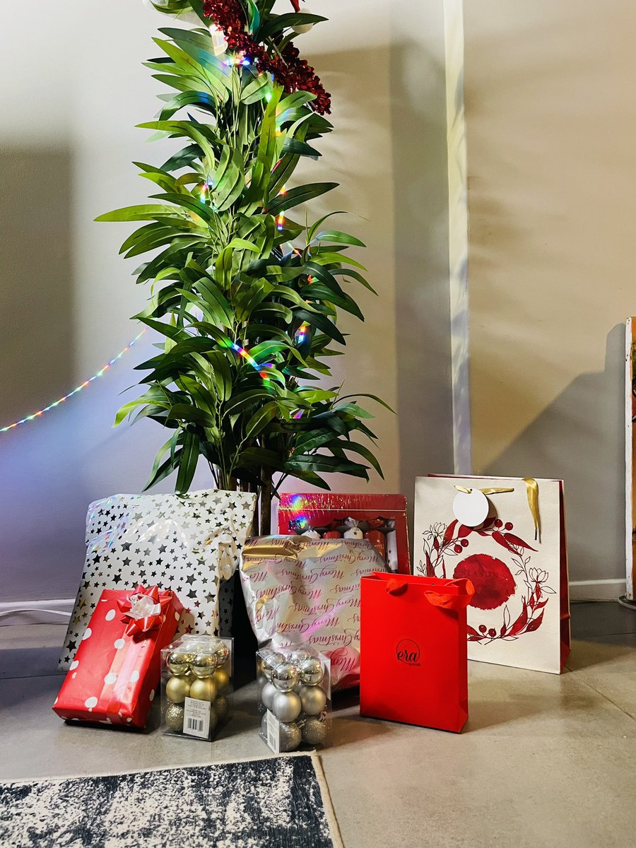 _VutiviM's tweet image. #Merry Christmas from our little family to yours.
#Thedlaminis
#ourfirstchristmas 
 #MerryChristmas