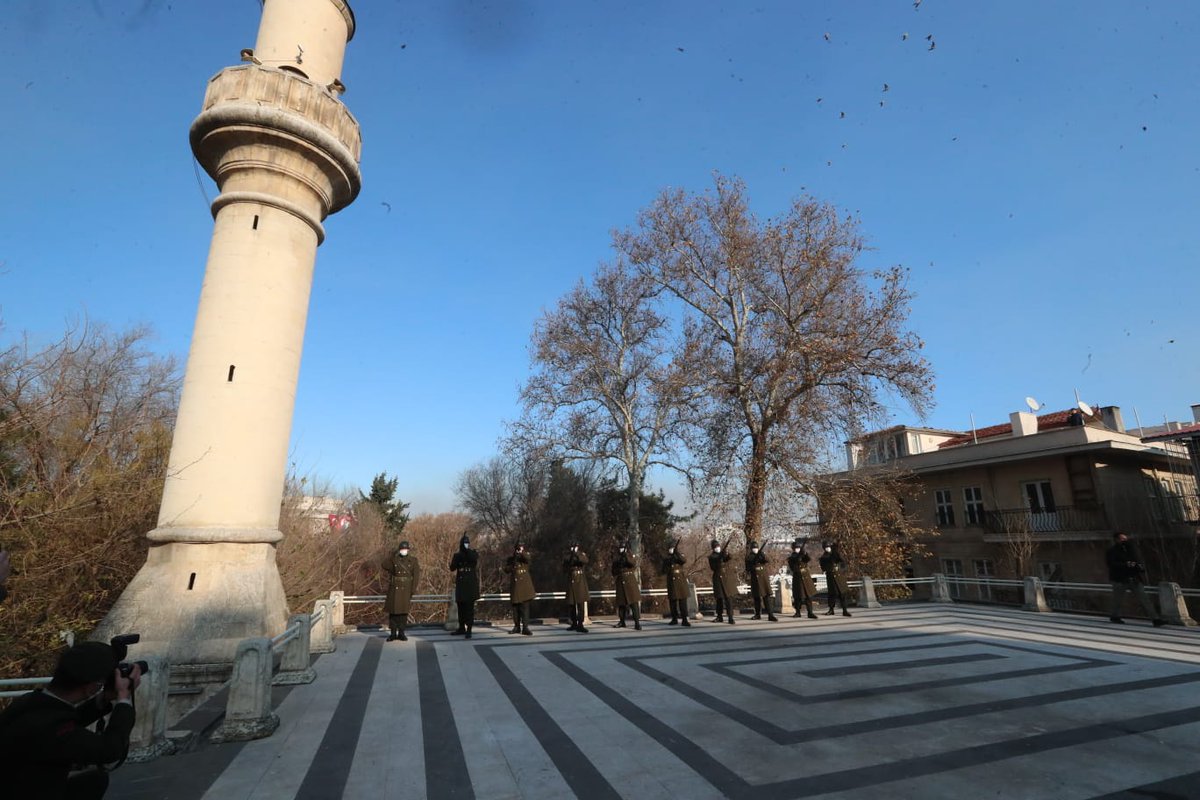 mtahmazoglu's tweet photo. “İşte bugün, o gündür vatandaşlar!
Bugün dinmiş gözlerde akan yaşlar;”🇹🇷

Vatanı uğruna "can feda" demiş 6 bin 317 şehidimizin aziz hatırasıyla yürüdük ve şehitlik anıtımızı ziyaret ettik. 

#25Aralık #Bu100denGaziantep https://t.co/dCd6K7os51